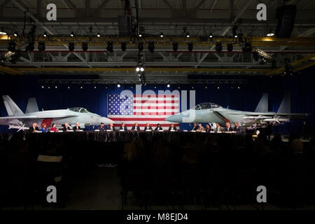St Louis, MO - SEMAINE DU 12 MARS- 16 : Le président Donald J. Trump participe à une table ronde sur les avantages de la législation sur la réforme fiscale récemment au bâtiment 75 Boeing, le mercredi 14 mars 2018, à St Louis, MO Personnes : Le président Donald Trump Banque D'Images