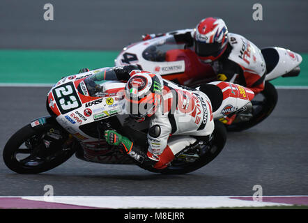 Doha, Qatar. Mar 16, 2018. Rider Moto3 italien Niccolo Antonelli (L) de SIC58 Squadra Corse dans la libre-pratique 2 au cours de la 2018 Grand Prix MotoGP du Qatar à Losail Circuit de Doha, capitale du Qatar, le 16 mars 2018. Credit : Nikku/Xinhua/Alamy Live News Banque D'Images