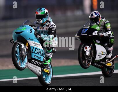 Doha, Qatar. Mar 16, 2018. Rider Moto3 italien Enea Bastianini (L) de Leopard Racing participe à la libre-pratique 2 au cours de la 2018 Grand Prix MotoGP du Qatar à Losail Circuit de Doha, capitale du Qatar, le 16 mars 2018. Credit : Nikku/Xinhua/Alamy Live News Banque D'Images