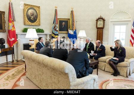 Président américain Donald Trump se réunit au Taoiseach irlandais, Leo Varadkar, lors de la traditionnelle St Patrick jour visite à la Maison Blanche le 15 mars 2018 à Washington, DC. Vice-président Mike Pence et au secrétaire au Commerce Wilbur Ross sont assis à droite. Banque D'Images