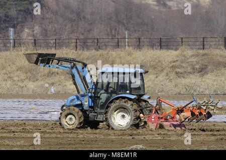 Hamchang, Indonésie, Corée du Sud. 17Th Mar, 2018. 17 mars, 2018-Hamchang Korea-Farmers Sud, plants de pommes de terre et oignon de printemps avec un équipement agricole au terrain dans Hamchang, au sud de Séoul (environ 170km) Indonésie, Corée du sud de la province. Les agriculteurs sont occupés avec leur travail au début du printemps. Credit : Ryu Seung Il/ZUMA/Alamy Fil Live News Banque D'Images