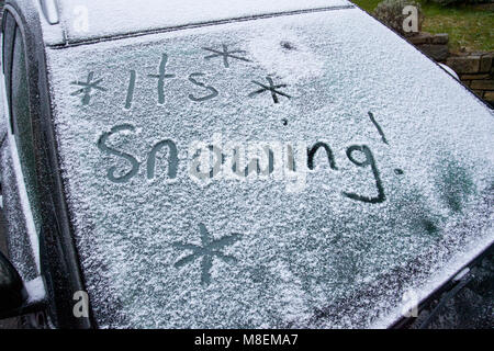 Flintshire, Pays de Galles, Royaume-Uni 17 mars 2018, UK Met Office : Météo avec mises en garde en place pour la neige la Mini bête de l'Est apporte un froid à Flintshire avec gel et neige avec plus sur le chemin à travers les prochaines 24h. © DGDImages/Alamy Live News Banque D'Images