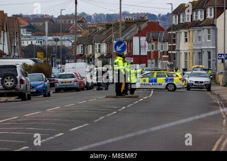 East Sussex, UK.17 mars 2018. Rester sur les lieux de la police de la dernière nuit double tournage au cours de laquelle deux femmes nommées Heather Whitbread et Michelle Poskitt, est mort. Deux autres femelles, 1 qui était censée pour être enceintes ont été emmenés par des officiers. Un homme reste en détention. Un autre homme a été arrêté ce matin pour avoir menacé des agents au cordon de scène. C'est inconnu pour le moment s'il est connecté à l'incident d'origine.Un autre homme nommé comme Craig Savage, 35 ans, de sans domicile fixe, a été accusé du meurtre. Credit : Alan Fraser Banque D'Images