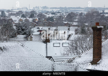 Gravesend, Royaume-Uni. 17 mars, 2018. Toits enneigés à Gravesend dans le Kent. La neige est tombée à travers l'ouest du Kent comme ce qui a été appelé la Mini bête de l'est atteint avant la météo au Royaume-Uni. Rob Powell/Alamy Live News Banque D'Images