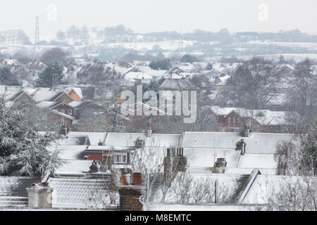 Gravesend, Royaume-Uni. 17 mars, 2018. Toits enneigés à Gravesend dans le Kent. La neige est tombée à travers l'ouest du Kent comme ce qui a été appelé la Mini bête de l'est atteint avant la météo au Royaume-Uni. Rob Powell/Alamy Live News Banque D'Images