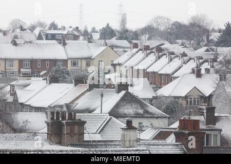 Gravesend, Royaume-Uni. 17 mars, 2018. Toits enneigés à Gravesend dans le Kent. La neige est tombée à travers l'ouest du Kent comme ce qui a été appelé la Mini bête de l'est atteint avant la météo au Royaume-Uni. Rob Powell/Alamy Live News Banque D'Images