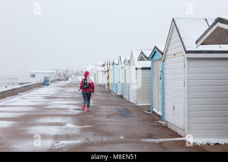 Essex, UK, 17 mars 2018. Les fortes chutes de neige tôt le samedi matin a commencé à l'extrême sud de l'Essex près de Southend-on-Sea. Le poids de la neige a couvert la plage et abris en Thorpe Bay avec peu de gens s'aventurer. Credit : Timothy Smith/Alamy Live News Banque D'Images