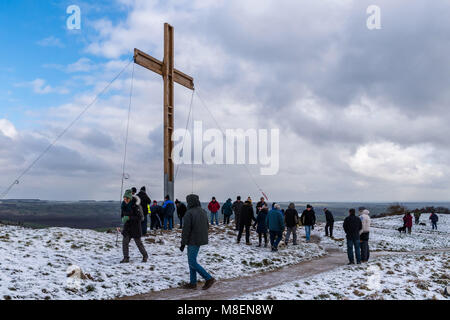 Otley Chevin, Royaume-Uni, le 17 mars 2018. Un matin froid et enneigé, des bénévoles des églises locales, en utilisant des cordes, élèvent l'énorme, lourd, en bois, Croix de Pâques sur le Chevin, une haute crête surplombant la ville d'Otley, West Yorkshire, Angleterre, Royaume-Uni. Un symbole chrétien de foi et d'espoir. Crédit : Ian Lamond/Alay Live News Banque D'Images