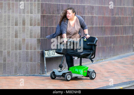 Utilisateur de fauteuil roulant à Blackpool Lancashire. Météo. 17 mars, 2018. Météo. Les vents très froids sur la côte ouest avec des températures proche de zéro ou à zéro comme le "souffle de l'Est 2' arrive dans la station balnéaire. /AlamyLiveNews MediaWorldImages ; crédit. Banque D'Images