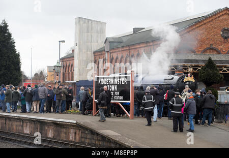 Kidderminster, UK. 17 mars, 2018. Severn Valley Railway aiment prendre des photos amateurs et voyageant sur la ligne de chemin de fer du patrimoine qui s'exécute de Kidderminster à Bridgnorth. Des températures glaciales et des averses de neige d'hiver n'ont pas mis les gens à s'adonner à leur passion pour ces magnifiques trainspotting UK des locomotives à vapeur. Credit : Lee Hudson/Alamy Live News Banque D'Images