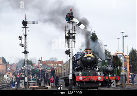 Kidderminster, Royaume-Uni. 17 mars 2018. Les amateurs de chemin de fer de la vallée de SSevert apprécient de prendre des photos et de voyager sur cette ligne ferroviaire patrimoniale qui relie Kidderminster et BridgNorth. Les conditions hivernales avec des températures inférieures à zéro et de la neige n'ont pas mis les trainers à s'indulger dans leur passion pour les chemins de fer à vapeur du patrimoine britannique. Crédit: Lee Hudson/Alay Live News Banque D'Images