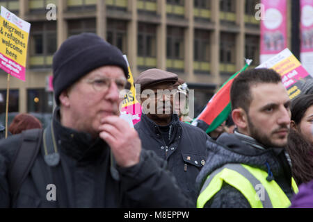 Glasgow, Ecosse, Royaume-Uni. 17 mars, 2018. Une marche contre le racisme a eu lieu à Glasgow, les manifestants marchant à travers le centre-ville de George Square. Les manifestants ont protesté contre la hausse continue dans le racisme, la haine, l'antisémitisme et l'Islamophobie, et l'augmentation de l'extrême droite à travers le monde. La marche a été organisée par la coalition, Stand Up au racisme, qui est pris en charge par les organismes de bienfaisance, des syndicats et d'autres, et a mobilisé des milliers de participants. Des marches similaires ont eu lieu à Londres, Cardiff, et dans les villes à travers l'Europe. Iain McGuinness / Alamy Live News Banque D'Images