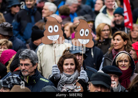 Madrid, Espagne. 17 mars 2018. Personnes qui protestaient contre le gouvernement, exigeant de meilleures pensions à Madrid, Espagne. Credit : Marcos del Mazo/Alamy Live News Banque D'Images