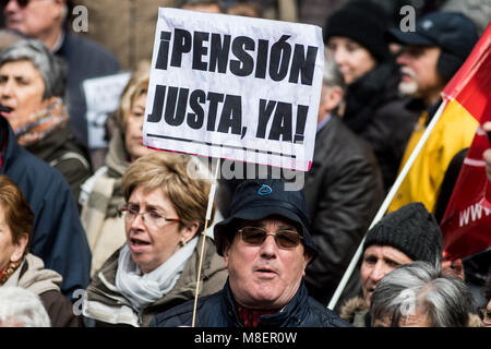 Madrid, Espagne. 17 mars 2018. Les retraités qui protestaient contre des pensions plus exigeant du gouvernement à Madrid, Espagne. Credit : Marcos del Mazo/Alamy Live News Banque D'Images