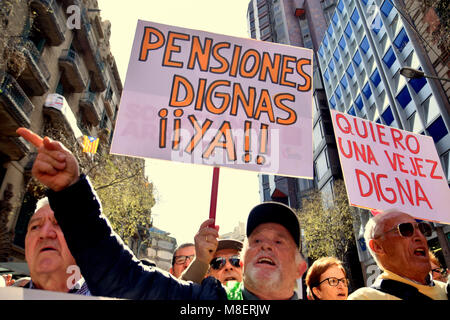 Barcelone, Catalogne, Espagne. 17Th Mar, 2018. Les manifestants protestaient vu avec des pancartes.Des dizaines de milliers de retraités sont descendus dans la rue de Barcelone au cours d'une manifestation appelée par la zone 'Monde' Pensionista (retraités) et soutenu par les principaux syndicats espagnols, exigeant des pensions décentes et de défendre leurs droits. Credit : Ramon Costa/SOPA Images/ZUMA/Alamy Fil Live News Banque D'Images