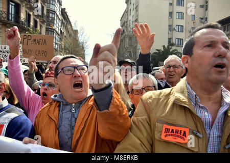 Barcelone, Catalogne, Espagne. 17Th Mar, 2018. Vu les manifestants scandant des slogans pendant la manifestation.Des dizaines de milliers de retraités sont descendus dans la rue de Barcelone au cours d'une manifestation appelée par la zone 'Monde' Pensionista (retraités) et soutenu par les principaux syndicats espagnols, exigeant des pensions décentes et de défendre leurs droits. Credit : Ramon Costa/SOPA Images/ZUMA/Alamy Fil Live News Banque D'Images