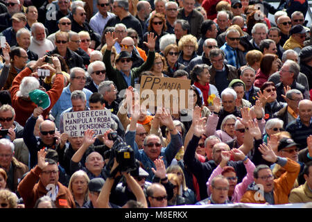 Barcelone, Catalogne, Espagne. 17Th Mar, 2018. Vu les manifestants affichant des pancartes pendant la manifestation.Des dizaines de milliers de retraités sont descendus dans la rue de Barcelone au cours d'une manifestation appelée par la zone 'Monde' Pensionista (retraités) et soutenu par les principaux syndicats espagnols, exigeant des pensions décentes et de défendre leurs droits. Credit : Ramon Costa/SOPA Images/ZUMA/Alamy Fil Live News Banque D'Images