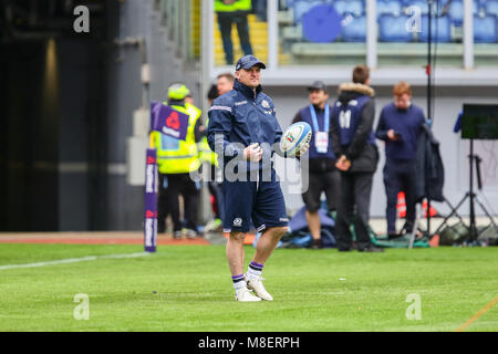 Rome, Italie. 17 février 2018. L'entraîneur-chef de l'Ecosse Gregor Townsend dans la réchauffer dans le match contre l'Italie au Championnat 2018 6NatWest Massimiliano Carnabuci/Alamy Live News Banque D'Images