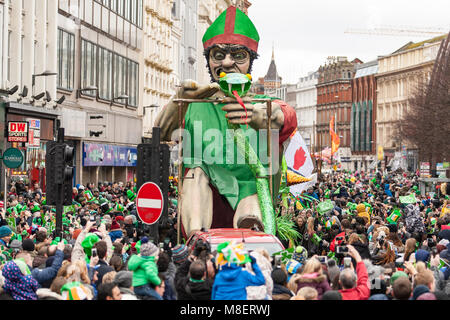 Belfast, UK.17 mars, Saint Patrick's Day Parade il y avait beaucoup de chars allégoriques en couleurs vives et des costumes portés lors de la parade qui à travers le centre ville cours Crédit : Bonzo/Alamy Live News Banque D'Images