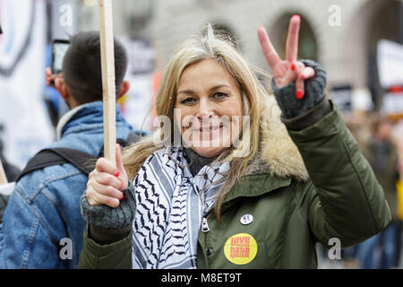 Londres, Royaume-Uni, le 17 mars 2018. Des milliers de manifestants d'une variété d'organismes et de milieux culturels rally à travers le centre de Londres à partir de Portland Place à Downing Street à Westminster, pour manifester contre le racisme et de contester la montée de l'extrême droite. Banque D'Images