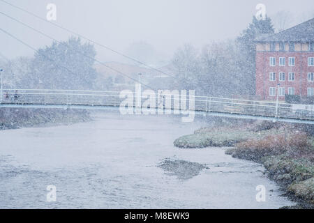 Pays de Galles Aberystwyth UK. Samedi 17 mars 2018 Royaume-Uni Météo : chutes de neige à Aberystwyth comme la "bête de l'Est 2' gel souffle le vent froid en provenance du continent, et de fortes averses de neige apporte à de nombreuses régions du sud de l'UK Photo © Keith Morris / Alamy Live News Banque D'Images