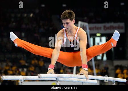 17 mars 2018, l'Allemagne, Stuttgart : Coupe du monde de gymnastique, decicer, men's multi-disciplinaires, à la Porsche-Arena. Frank Rijken des Pays-Bas en action sur les barres. Photo : Sina Schuldt/dpa Banque D'Images