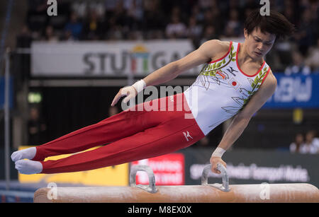 17 mars 2018, l'Allemagne, Stuttgart : Coupe du monde de gymnastique, decicer, men's multi-disciplinaires, à la Porsche-Arena. Le Japon Yusuke Tanaka en action sur le cheval d'arçons. Photo : Marijan Murat/dpa Banque D'Images