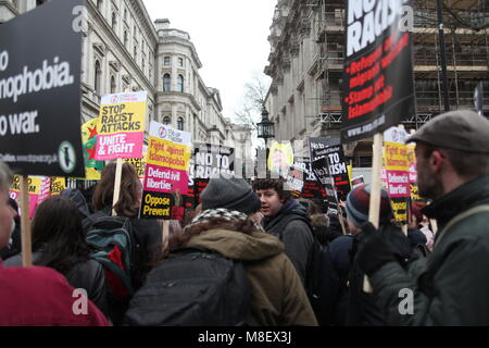 Londres, Royaume-Uni, 17 mars 2018. Manifestants devant Downing Street à l'ONU contre le racisme en mars London Crédit : Alex Cavendish/Alamy Live News Banque D'Images