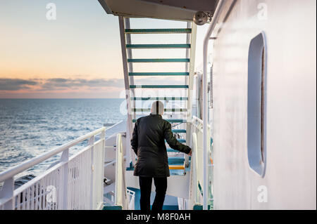 Un passager à bord du traversier entre la France et la Corse prend dans la vue depuis le pont supérieur. Banque D'Images