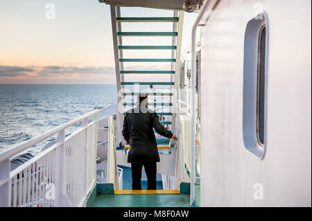 Un passager à bord du traversier entre la France et la Corse prend dans la vue depuis le pont supérieur. Banque D'Images