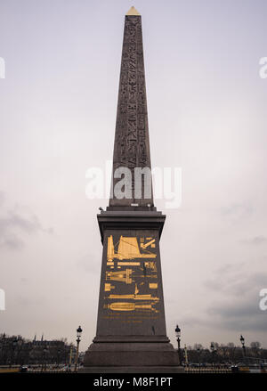 Obélisque de Louxor debout au centre de la Place de la Concorde à Paris. Banque D'Images