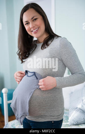 Pregnant woman holding body pour bébé dans la chambre Banque D'Images