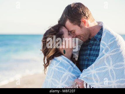 Couple embracing on beach Banque D'Images