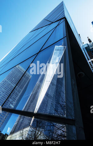 La tour de la liberté reflétée dans les bâtiments en acier et en verre moderne dans le Lower Manhattan, New York City USA Banque D'Images