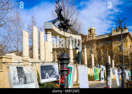 À Budapest, les manifestants place des photographies et autres objets en face de la controversée monument aux victimes de l'occupation nazie de la Hongrie. Banque D'Images