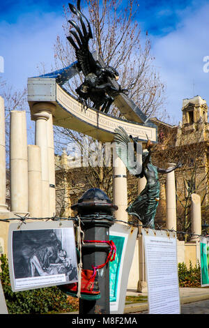 À Budapest, les manifestants place des photographies et autres objets en face de la controversée monument aux victimes de l'occupation nazie de la Hongrie. Banque D'Images