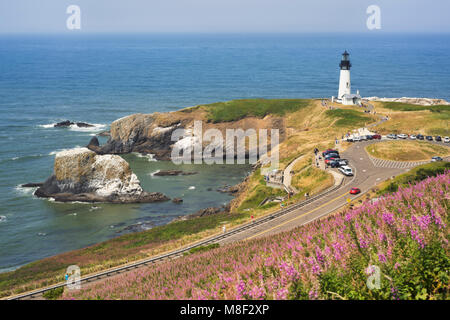 USA, Ohio, Yaquina Head Lighthouse, vue aérienne du phare sur la côte de la mer Banque D'Images