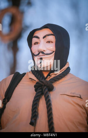 ZAGREB, CROATIE - 3 mars, 2018 : homme habillé comme anonyme protester contre l'application de la loi financière, c'est terrorisant financièrement bloqué Banque D'Images