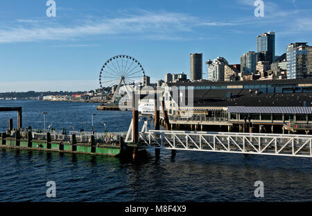 WA13882-00...WASHINGTON - le front de mer de Seattle sur Elliott Bay avec le quai des bateaux-taxis, la Great Wheel et les gratte-ciel du centre-ville. 2017 Banque D'Images