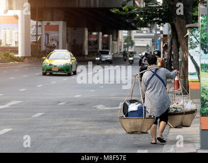 Vieille Femme hanking alimentaire panier vendre sur Rue de Bangkok Thaïlande Banque D'Images