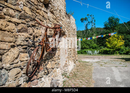 Rusty location accroché sur un mur de pierre pour la décoration Banque D'Images