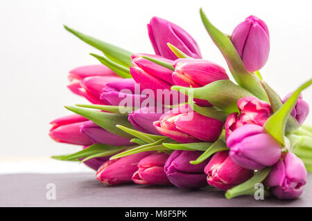 Fleurs de printemps sur une table de bois in front of white background Banque D'Images