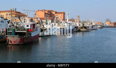 Chioggia, VE, Italie - Février 11, 2018 : les grands bateaux de pêche amarrés dans le port industriel de la mer Adriatique Banque D'Images