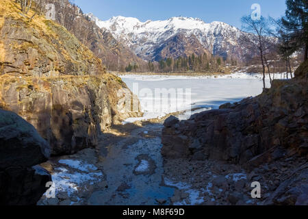 Le Lago di Antrona glacé au printemps, Valle Antrona, Piémont, Italie. Banque D'Images