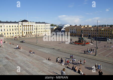 La place du Sénat à Helsinki est un mélange d'opinions politiques, religieuses, scientifiques et de l'architecture commerciale Banque D'Images