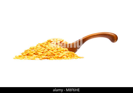 Pois jaune séché dans la cuillère en bois, isolated on white background Banque D'Images