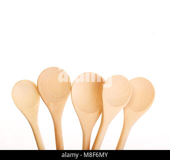 Beaucoup de cuillères en bois isolé sur blanc. Banque D'Images