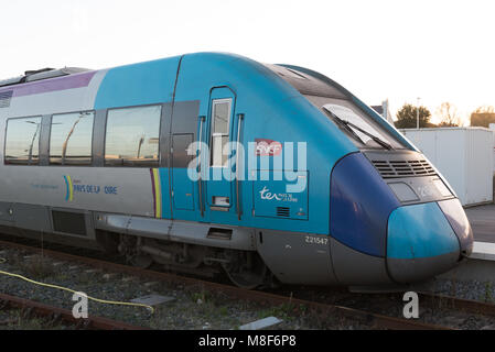 Nantes, France Novembre 19, 2017 : LA SNCF Ter train la prochaine à la plate-forme au lever du soleil le matin de l'ONU Banque D'Images
