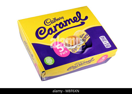 Une boîte de 5 oeufs Caramel Cadburys avec deux isolé sur fond blanc Banque D'Images