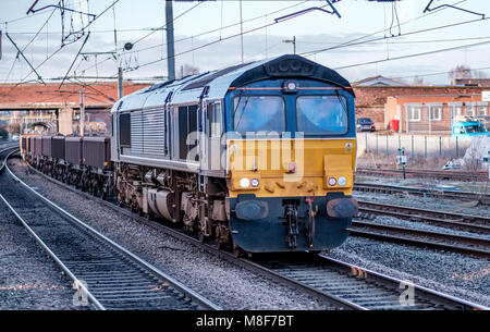 Une locomotive tirant des charrettes Banque D'Images